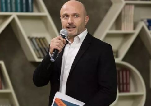 Известният журналист и телевизионен и филмов продуцент Георги Тошев е